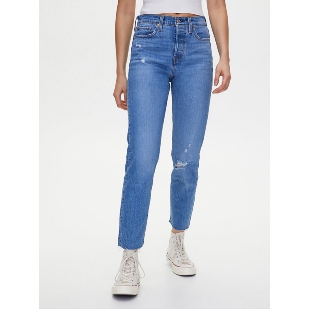 Levi’s Wedgie Icon Fit in Jive Taps Size 30 Medium Wash Distressed Denim